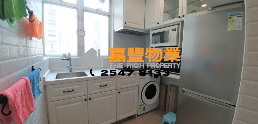 Lechler Court – Spacious bedroom and living room in famous school zone