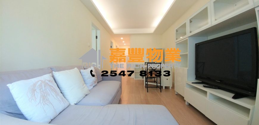 Lechler Court – Spacious bedroom and living room in famous school zone